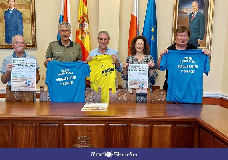 Presentación del Trofeo de Fútbol Playa Quique Setién que se disputará en La Concha de Suances.