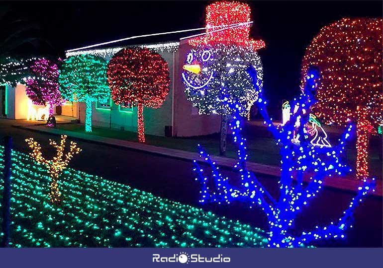 Vista general del montaje decorativo que cada Navidad instala un vecino de Parbayón en el jardín de su casa.
