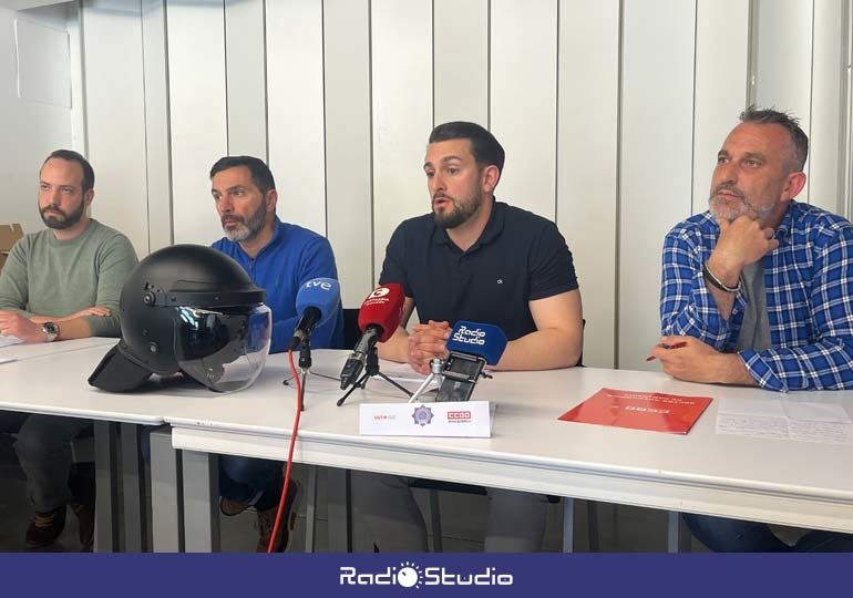Jesús Campuzano (UGT), Alejo García (APLB), Enrique Uribarri (APLB) y Daniel González (CCOO) comparecen en rueda de prensa | Foto: Radio Studio