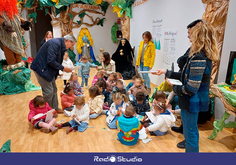 El alcalde de Suances, Andrés Ruiz, hace entrega de los libros a los pequeños escolarizados de dos años