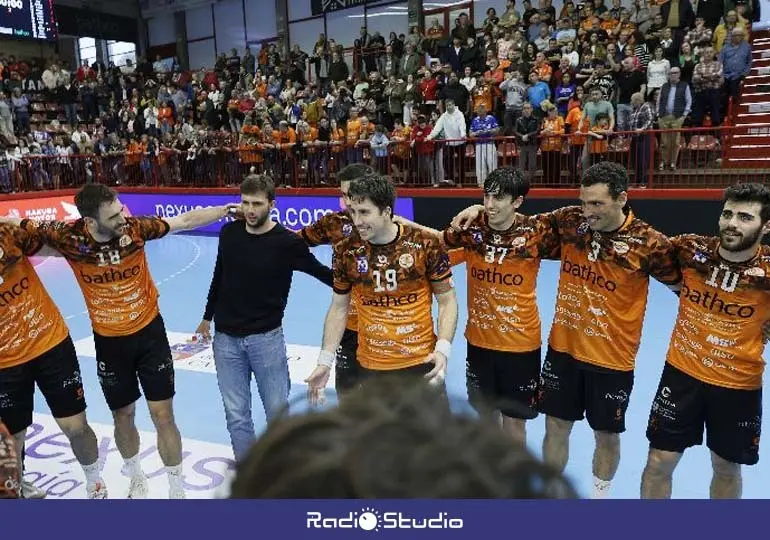 Una de las &uacute;ltimas arengas del capit&aacute;n del BM Torrelavega | Foto: BMT
