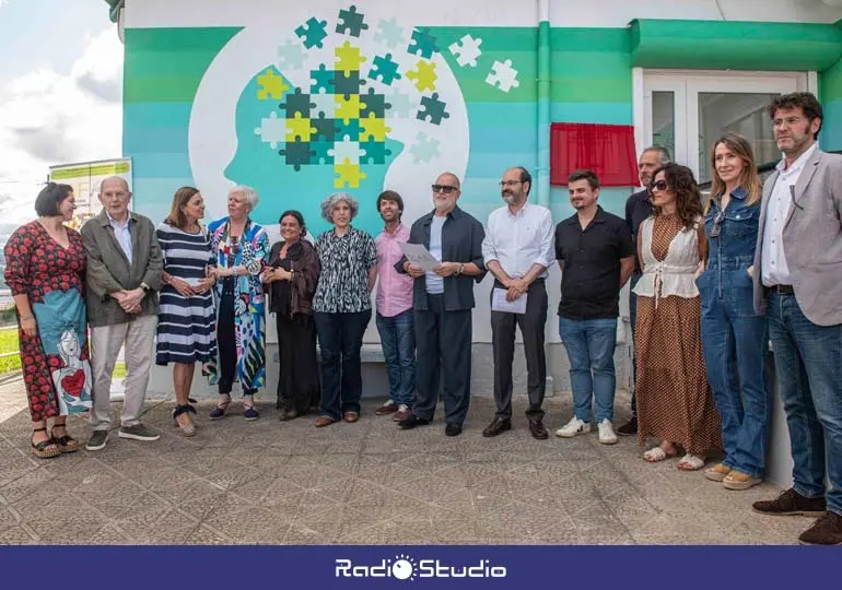 Foto de familia de la inauguraci&oacute;n del Centro de D&iacute;a AFAC III Isla Verde | Foto: Ayuntamiento