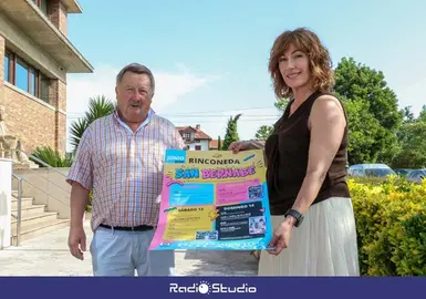 La alcaldesa, Rosa D&iacute;az, y el concejal de Festejos, Fernando Sa&ntilde;udo, con el cartel anunciador de las fiestas | Foto: Ayuntamiento de Polanco