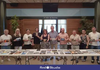 El jurado del certamen con las fotograf&iacute;as ganadoras en la edici&oacute;n de 2026 | Foto: Ayuntamiento de Polanco