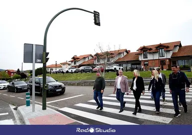 El consejero, junto a la alcaldesa de Santillana del Mar, visito la localidad el pasado mes de abril para inaugurar diferentes actuaciones | Foto: Gobierno