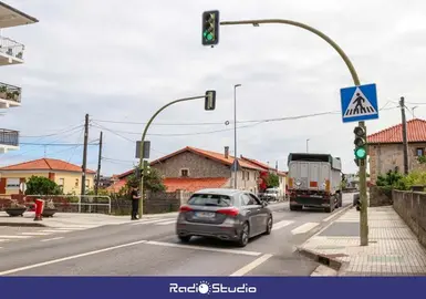Sem&aacute;foro en la antigua N-611 a su paso por Requejada y uno de los sem&aacute;foros situados junto al colegio que han sido reparados | Foto: Ayuntamiento