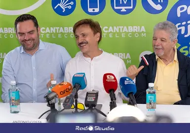 El actor y c&oacute;mico Jos&eacute; Mota, junto a dos CEO de Cantabria Telecom, durante la presentaci&oacute;n de la campa&ntilde;a 2026-27.