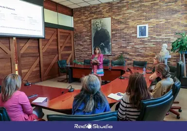 La concejal de Igualdad, Mar&iacute;a Jos&eacute; &Aacute;lvarez Fern&aacute;ndez, junto a funcionarios municipales asistentes al curso de formaci&oacute;n | Foto: Ayuntamiento
