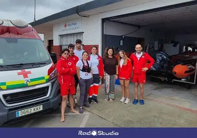 La concejala de Playas y Medio Ambiente, Ana Santiago, junto a responsables de salvamento y socorrismo de Cruz Roja en la base de Suances | Foto: Ayuntamiento