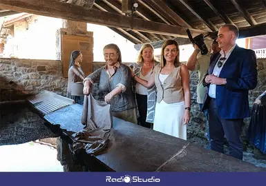Autoridades visitando el monumento a las lavanderas.