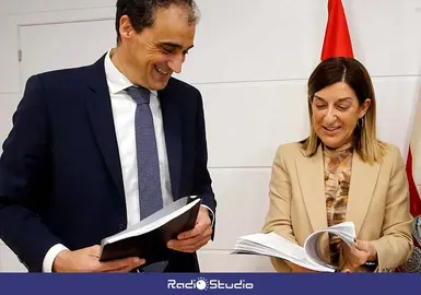 La presidenta de Cantabria, Mar&iacute;a Jos&eacute; S&aacute;enz de Buruaga, y el alcalde de Alfoz, Enrique Bretones | Foto: Gobierno