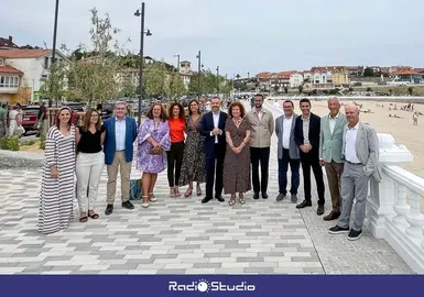 Foto de familia facilitada por el Ayuntamiento en la inauguraci&oacute;n del nuevo paseo mar&iacute;timo de Comillas