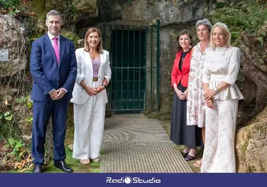 De izquierda a derecha, Mart&iacute;nez Abad, Buruaga, Albert, Fat&aacute;s e Izquierdo, en la puerta de la Cueva de Altamira | Foto: Gobierno