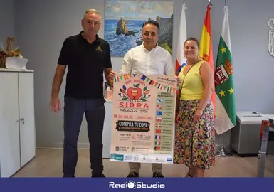 El alcalde del municipio, Carlos Caram&eacute;s; la concejala de Promoci&oacute;n Agroalimentaria, Valvanuz Diez, y el gerente de Sidra Somarroza, Jes&uacute;s G&oacute;mez Sol&oacute;rzano, han presentado la nueva edici&oacute;n del evento | Foto: Ayuntamiento