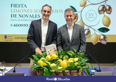 El alcalde de Alfoz de Lloredo, Enrique Bretones, y el consejero de Cultura, Turismo y Deporte, Luis Mart&iacute;nez Abad, en la presentaci&oacute;n de la fiesta 'Limones solidarios' | Foto: Gobierno