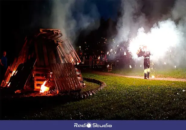 Imagen de archivo de la hoguera de la noche de San Juan en el barrio Covadonga