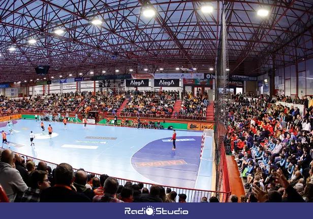 Un partido en el BM Torrelavega en el pabell&oacute;n Vicente Trueba