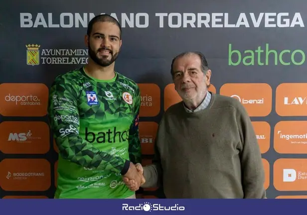 Rangel Luan ya posa con la camiseta del BM Torrelavega | Foto: BMT