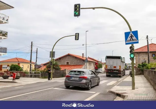 Sem&aacute;foro en la antigua N-611 a su paso por Requejada y uno de los sem&aacute;foros situados junto al colegio que han sido reparados | Foto: Ayuntamiento