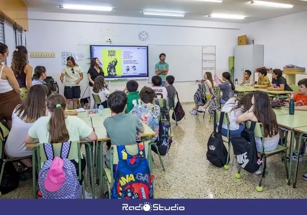 El concejal de Bienestar Animal, Borja Sainz, en uno de los centros educativos de la ciudad | Foto: Ayuntamiento