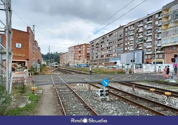 Uno de los pasos a nivel que se van a eliminar en Torrelavega, en la calle Pablo Garnica | Foto: ADIF