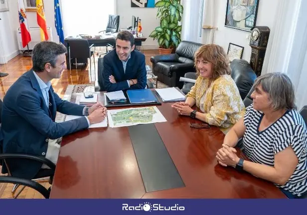 &bull;	El delegado del Gobierno en Cantabria se ha reunido con la alcaldesa del municipio, Rosa D&iacute;az | Foto: Delegaci&oacute;n