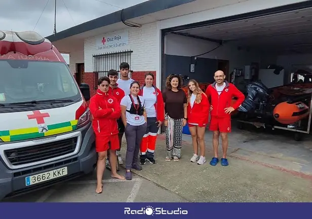 La concejala de Playas y Medio Ambiente, Ana Santiago, junto a responsables de salvamento y socorrismo de Cruz Roja en la base de Suances | Foto: Ayuntamiento