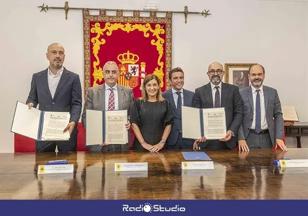 Representantes de las tres administraciones, estatal, auton&oacute;mica y municipal, en la firma del nuevo convenio para el soterramiento de las v&iacute;as a su paso por el centro de Torrelavega.