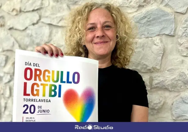 La edil Patricia Portilla muestra el cartel del evento | Foto: Ayuntamiento