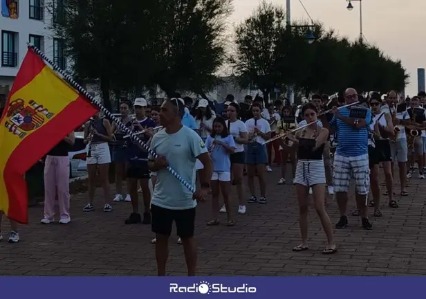 Desfile de la BMMS en el paseo mar&iacute;timo de Suances | Foto: Ayuntamiento