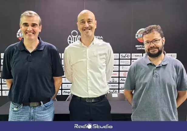 El presidente del club, Ulises Corona; El alcalde de Torrelavega, Javier L&oacute;pez Estrada; y el director deportivo, David Mangas, han presentado el proyecto para la campa&ntilde;a 26/27 | Foto: Ayuntamiento