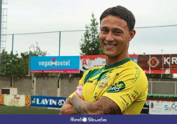 Adri&aacute;n Nava posa como nuevo jugador taniego | Foto: CD Tropez&oacute;n