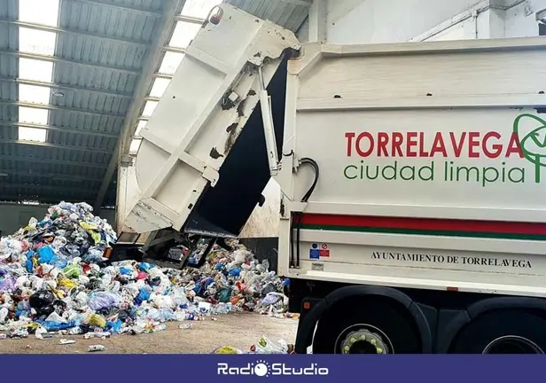 Un cami&oacute;n del servicio de recogida de residuos de Torrelavega | Foto: Ayuntamiento