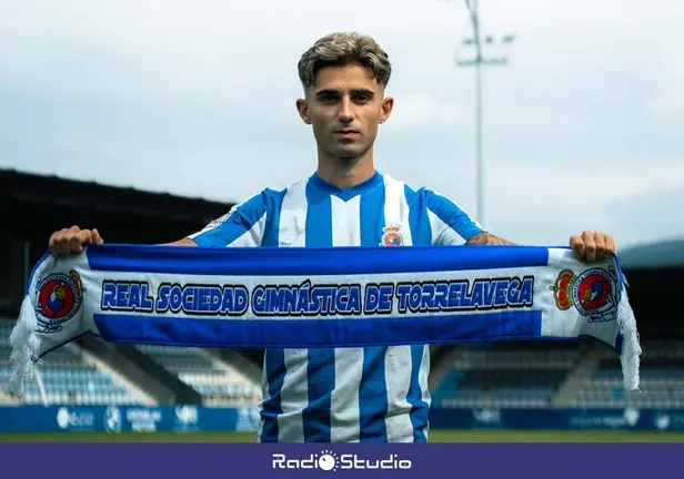 Pablo Lomas posa con la el&aacute;stica blanquiazul | Foto: RSGT