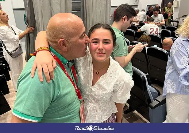 El nuevo candidato a la Alcald&iacute;a de Torrelavega en 2027, Agust&iacute;n Molleda, felicitado por su hija tras conocer ayer el resultado de las primarias.