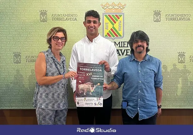 El concejal de Deportes, Nacho Gonz&aacute;lez; la directora general de la Sociedad Regional de Educaci&oacute;n, Cultura y Deporte, Mar&iacute;a Fern&aacute;ndez-Rosillo Torcida; y el responsable de la Escuela y del Club de Tenis de Mesa Torrelavega, Marcos Quevedo | Foto: Radio Studio