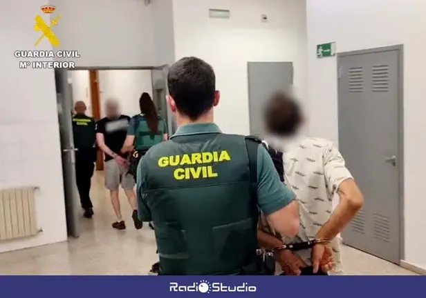 Los dos detenidos por el robo en Puente San Miguel | Foto: Guardia Civil