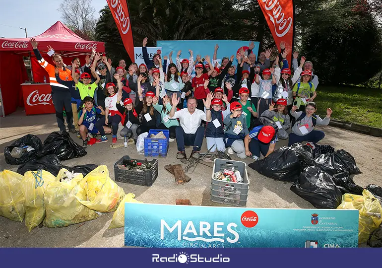 Foto de familia de los participantes en la jornada de limpieza Mares Circulares en la playa de Camarao, en Reocín.