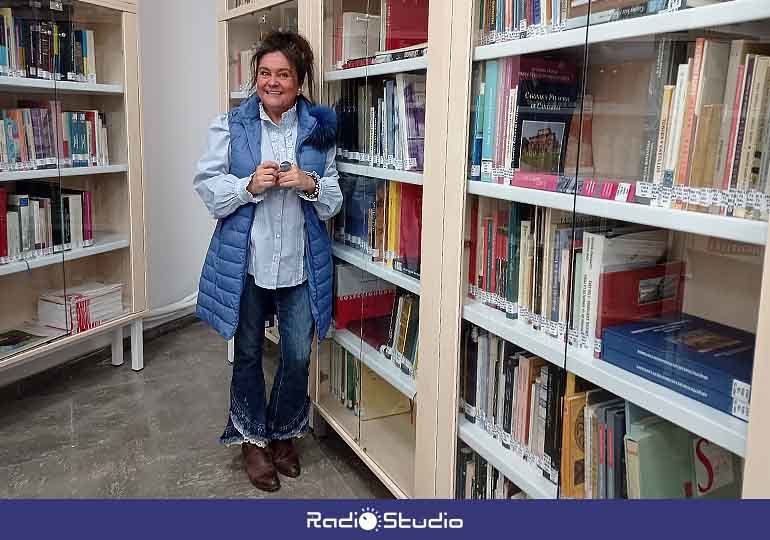 Esther Vélez, concejal de Cultura de Torrelavega, en el nuevo rincón de autores locales de la biblioteca Gabino Teira.