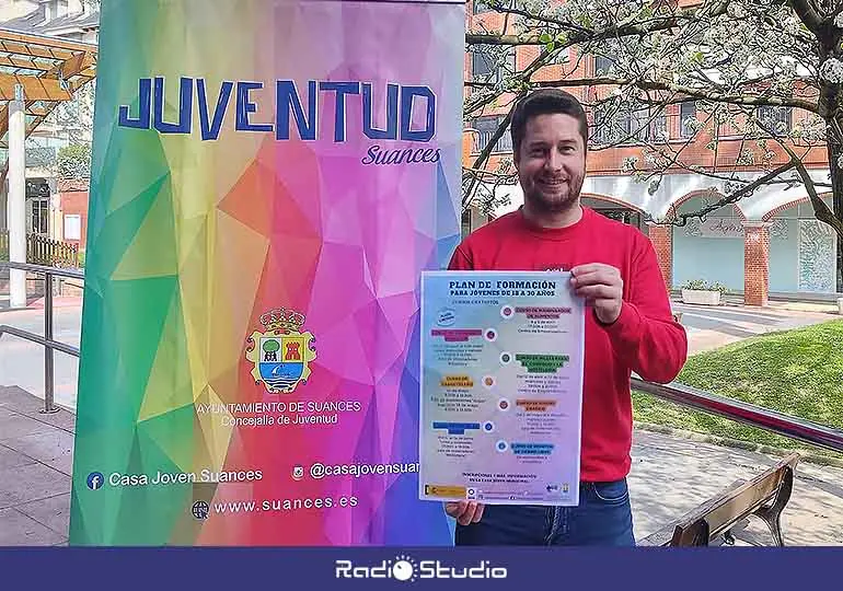 El concejal de Juventud de Suances, Fran Gascón, ha presentado la programación formativa.