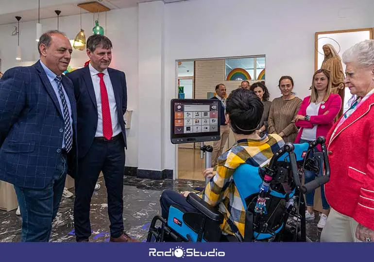 La empresa Bondalti ha entregado un robot de voz al colegio Fernando Arce de Torrelavega, para su servicio de logopedia.