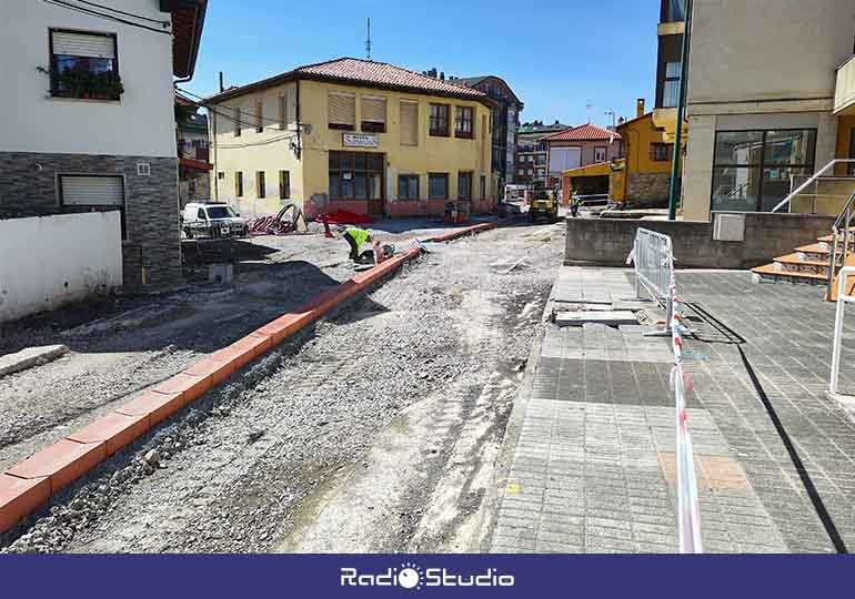 Las obras en la céntrica calle Piélagos de Suances concluirán en mayo.