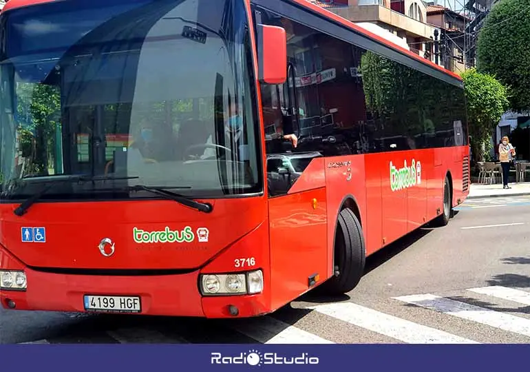 Uno de los vehículos del Torrebús por las calles de Torrelavega.