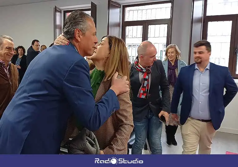 Miguel Remón saluda a la presidenta del PP de Cantabria, Sáenz de Buruaga, en presencia de Gómez Zamanillo y Miguel Ángel Vargas.