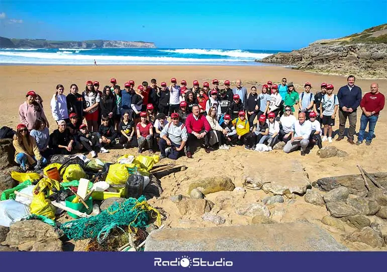 Participantes en la jornada de limpieza de 'basuraleza' hoy en la plaza de Los Locos, en Suances.