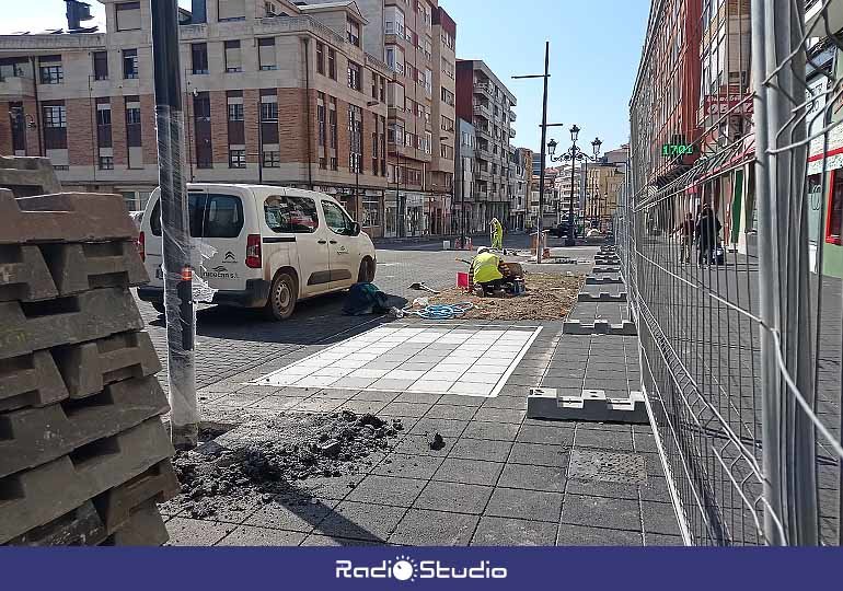 Muestra de los nuevos colores más suaves del pavimento para el tramo de la calle Julián Ceballos que se está remodelando. 