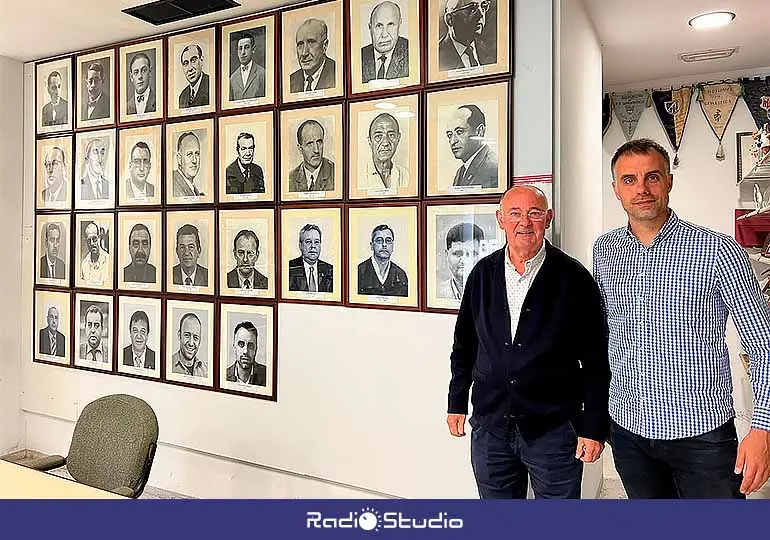 Alejandro Campo y Siro del Barrio en la renovada sala de trofeos de la Gimnástica, en El Malecón.