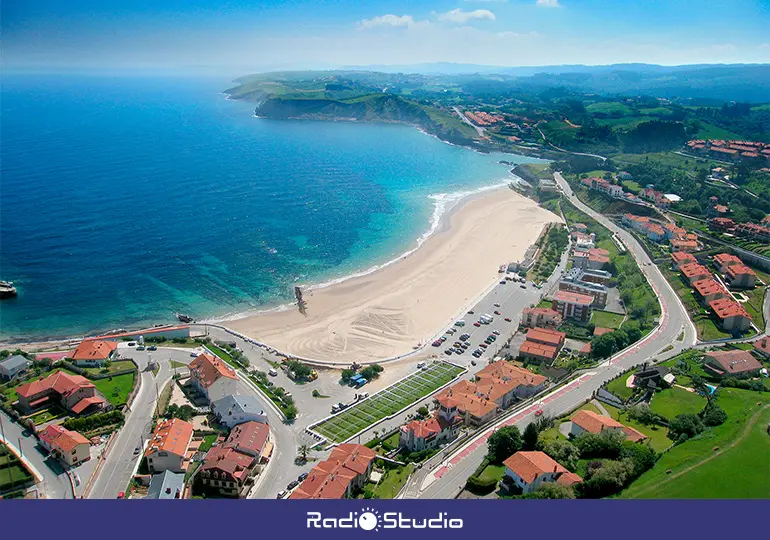 Vista aérea de la playa de Comillas.