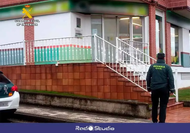 Operativo de vigilancia de la Guardia Civil en el supermercado.