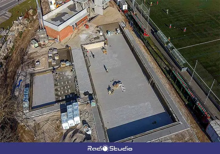 Vista aérea del estado actual de las obras de las piscinas de verano de Torrelavega, en la zona deportiva de Tanos.